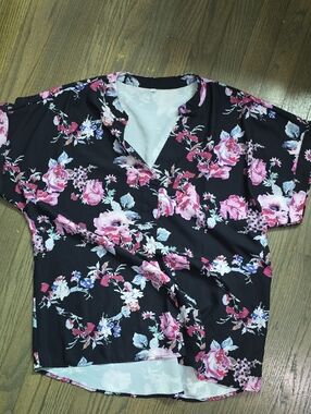 Amazon Floral V-Neck Short Sleeve Top - Black with Pink